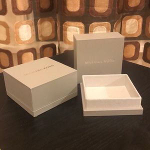 2 Michael Kors Jewelry box with pouches
